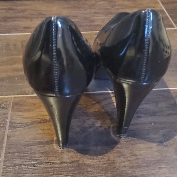 Tahari shoes - Picture 6 of 7